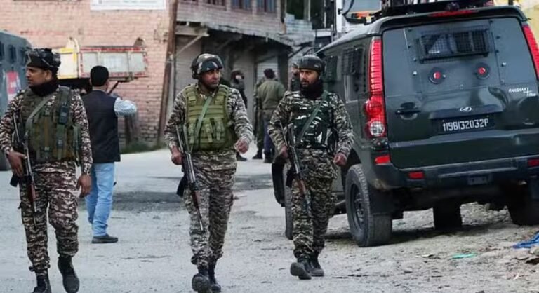 जम्मू-कश्मीर के कुलगाम में सुरक्षाबलों को बड़ी कामयाबी, 5 आतंकियों को मार गिराया, 2 जवान घायल