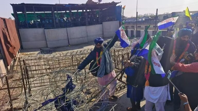 Delhi: दिल्ली में किसानों में फूट, एक पक्ष दिल्ली कूच पर अड़ा, तो दूसरा पीछे हटा !