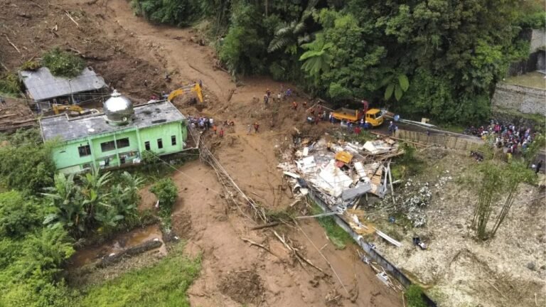 Landslide Havoc In Java Island: जावा द्वीप में अचानक बाढ़ और भूस्खलन का कहर, 10 की मौत, 2 लापता, हजारों लोग विस्थापित
