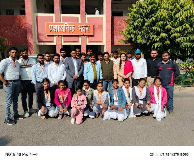 Lucknow: जनसंचार के छात्रों ने सीखी सिनेमा की बारीकियाँ, संदीप यादव ने दिया सफलता का मंत्र !