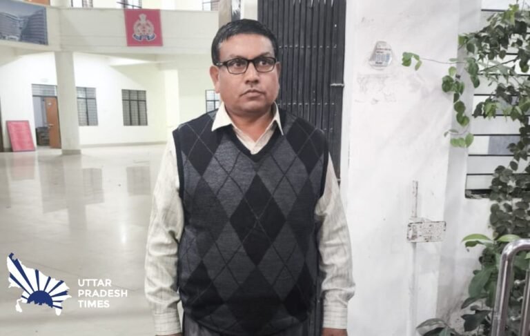 लखनऊ: रिश्वत लेते रंगे हाथ पकड़ा गया लेखपाल, एंटी करप्शन टीम ने किया गिरफ्तार !