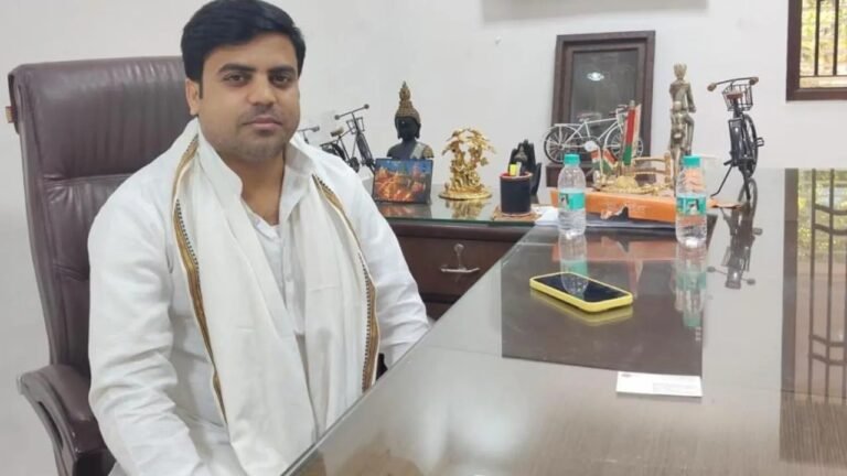 यूपी विधानसभा में तेज प्रताप यादव सहित उपचुनाव विजेताओं ने ली शपथ, हुआ परिचय !