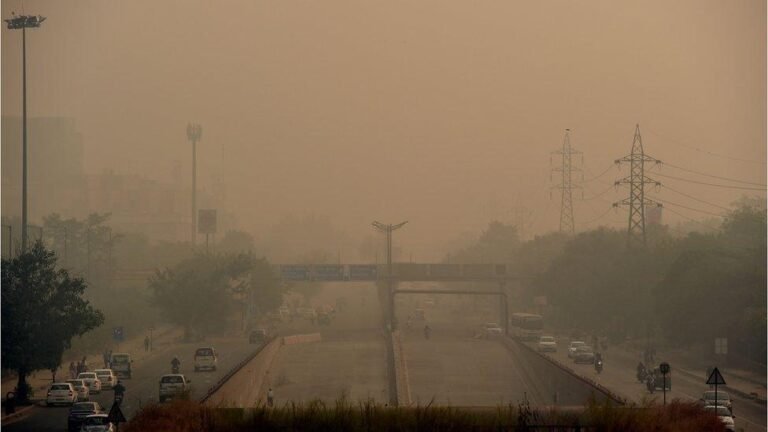 Delhi became a gas chamber: गैस चैंबर बनी दिल्ली, कोहरे, स्मॉग और प्रदूषण के बीच सर्दी का कहर, यलो अलर्ट जारी