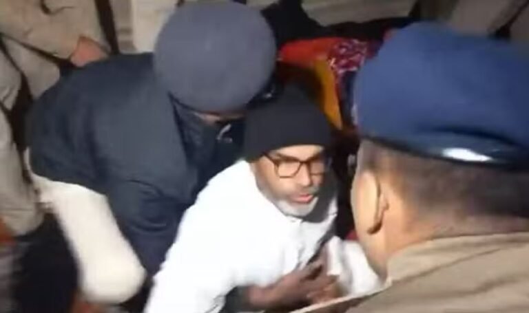 बिहार में बवाल: प्रशांत किशोर को पुलिस ने थप्पड़ मार अनशन खत्म कराया, छात्रों में आक्रोश