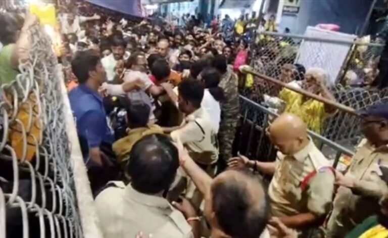 आंध्र के तिरुपति मंदिर में बड़ा हादसा, अब तक 6 लोगों की मौत, जानें कहां हुई गलती