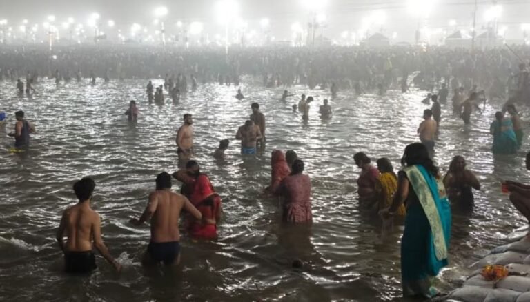 महाकुंभ 2025 की हुई शुरुआत, संगम तट पर उमड़ा भक्तों का सैलाब, चारों तरफ गूंज रहा हर-हर महादेव