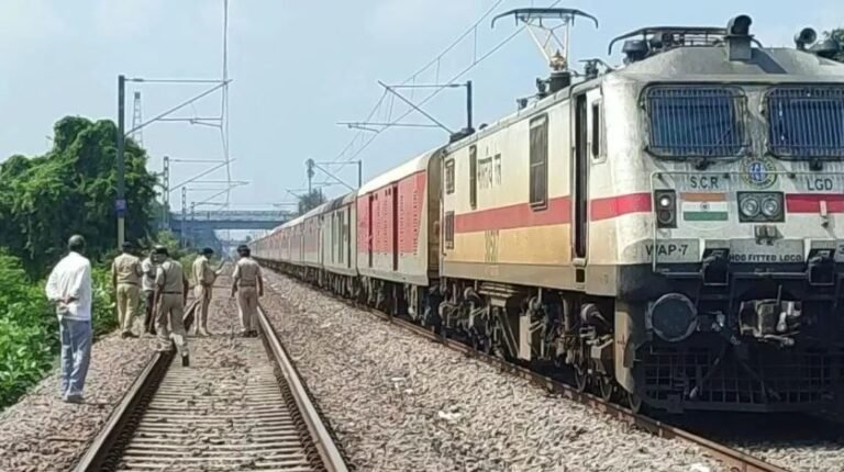 आखिर कौन यूपी में बार-बार ट्रेन पलटाने की कर रहा है साजिश, अब कानपुर में किया गया ऐसा