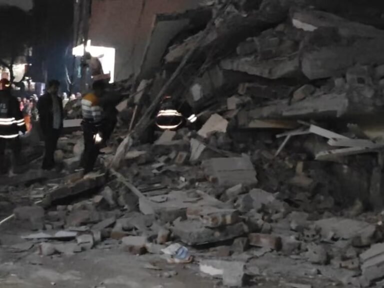 दिल्ली में बड़ा हादसा ! दिल्ली के बुराड़ी में इमारत गिरने से कई लोग मलबे में दबे, रेस्क्यू ऑपरेशन जारी !