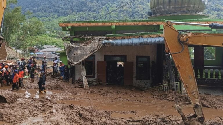 Landslide in Indonesia: इंडोनेशिया में भूस्खलन और बाढ़ से तबाही, 16 लोगों की मौत, 9 लापता!