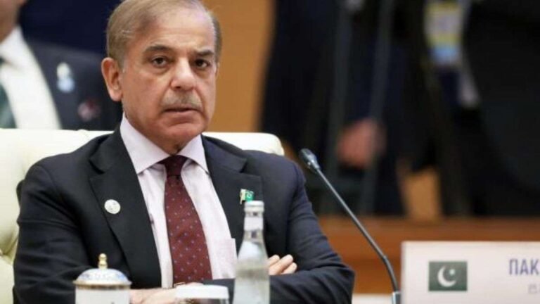 पाकिस्तान की आर्थिक मुश्किलें: कर्ज लेकर घी पीने की राह पर, विश्व बैंक से मांगा 20 अरब डॉलर का ऋण!