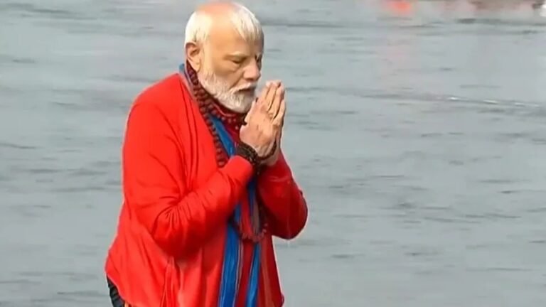 प्रधानमंत्री मोदी ने महाकुंभ में त्रिवेणी संगम में स्नान कर मां गंगा का आशीर्वाद लिया, कहा- ‘‘मुझे असीम शांति और संतोष मिला’’