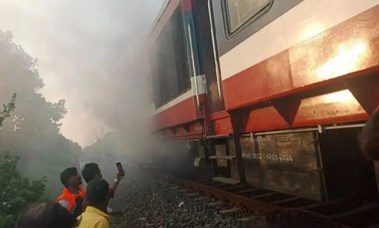 त्रिवेणी एक्सप्रेस में लगी आग, यात्रियों में मचा हड़कंप, समय रहते ड्राईवर ने पाया काबू