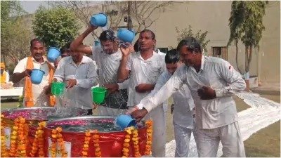 UP News: संगम के जल से जेल में हुआ महाकुंभ स्नान, उत्साहित कैदियों ने गंगा मैया की जय के लगाए नारे