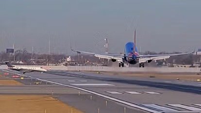शिकागो एयरपोर्ट पर लैंडिंग के दौरान बड़ा विमान हादसा टला, रनवे पर आया दूसरा प्लेन…