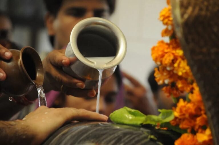 महाशिवरात्रि पर कर्नाटक हाईकोर्ट का बड़ा फैसला, लाडले मशक दरगाह में हिंदुओं को शिवलिंग पूजा की अनुमति