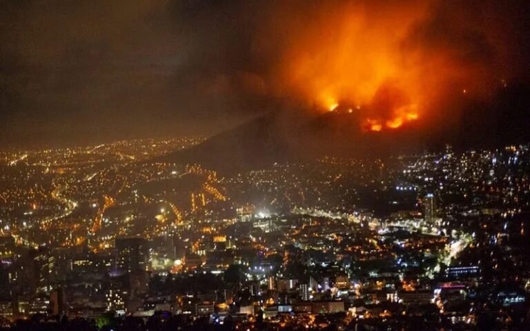 दक्षिण अफ्रीका के टेबल माउंटेन में फिर भड़की भीषण आग, हेलीकॉप्टर और दमकल कर्मियों की तैनाती