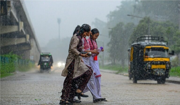Weather Updates: हिमाचल समेत 4 राज्यों में भारी बारिश और बर्फबारी की चेतावनी, दिल्ली में आज हल्की बूंदाबांदी