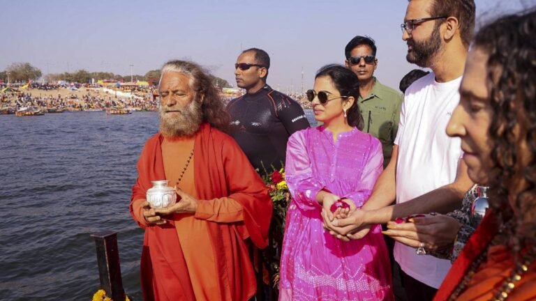 Maha Kumbh 2025: महाकुंभ में ईशा अंबानी का देसी और स्टाइलिश लुक, पति आनंद के साथ संगम में की पुण्य स्नान