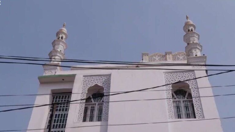 UP News: गोरखपुर में अवैध तीन मंजिला मस्जिद पर जीडीए का बुलडोजर, 15 दिन में ध्वस्त करने का आदेश