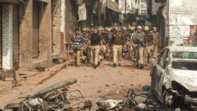 Sambhal Violence: संभल हिंसा में इस्तेमाल ईंट-पत्थरों से बन रही पुलिस चौकी, बच्ची ने रखी पहली ईंट