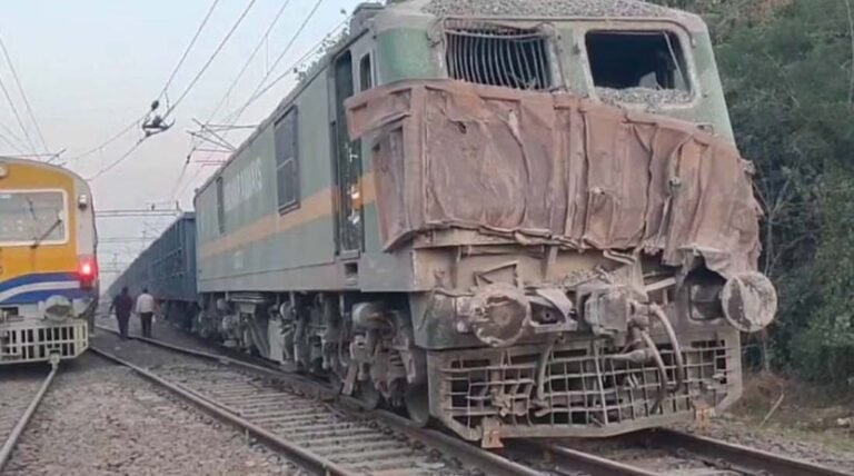 UP News: उत्तर प्रदेश में बड़ा ट्रेन हादसा टला, ब्रेक पेडल के जाम होने से लगी आग, रेलवे कर्मचारियों की सूझबूझ से बची जानें