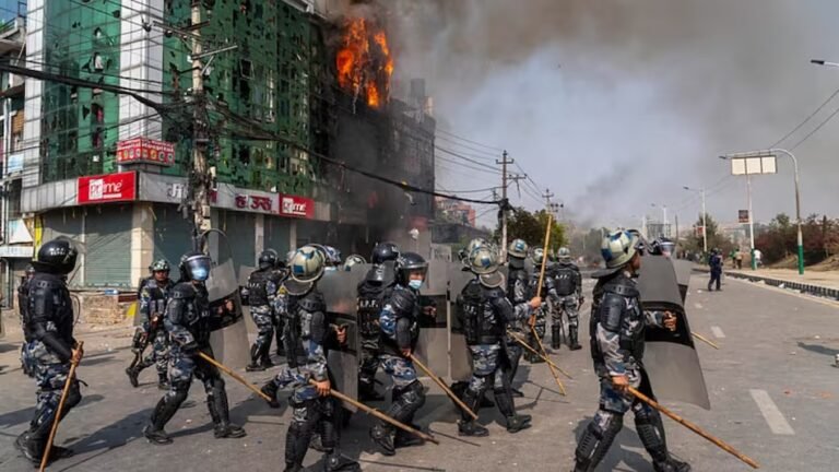 Nepal Violence: नेपाल में हिंसा थमने का नाम नहीं ले रही, सेना तैनात, 100 से अधिक गिरफ्तार, पूर्व पीएम प्रचंड ने की शांति की अपील