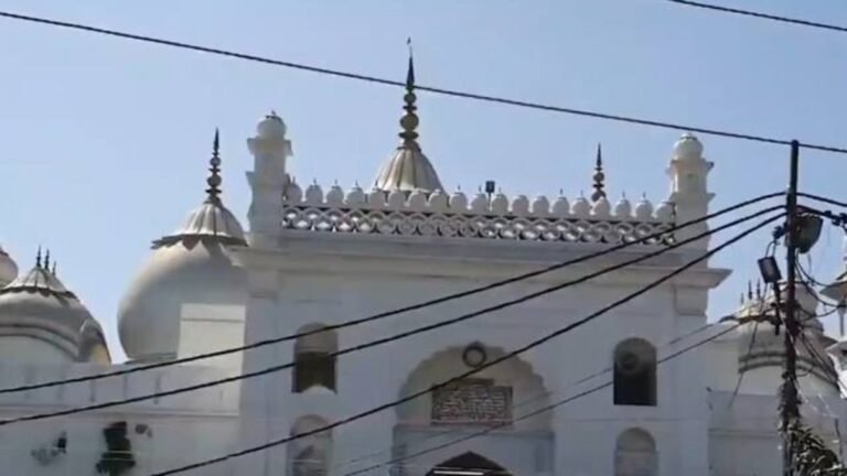 UP News: अलीगढ़ में हिंदू दुकानदार के मस्जिद जाने से विवाद, शुद्धिकरण की उठी मांग