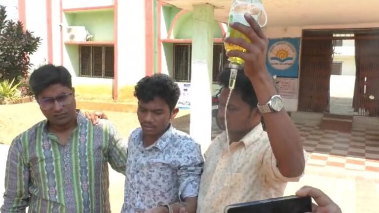बीमार शिक्षक को नहीं मिली छुट्टी, सलाइन चढ़वाकर जाना पड़ा स्कूल, बलांगीर का मामला!