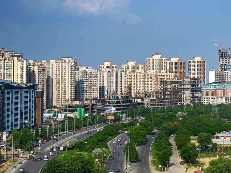 Noida News: वेतन मांगने पर नौकरानी से बेरहमी से मारपीट, सिक्योरिटी गार्ड ने बचाया